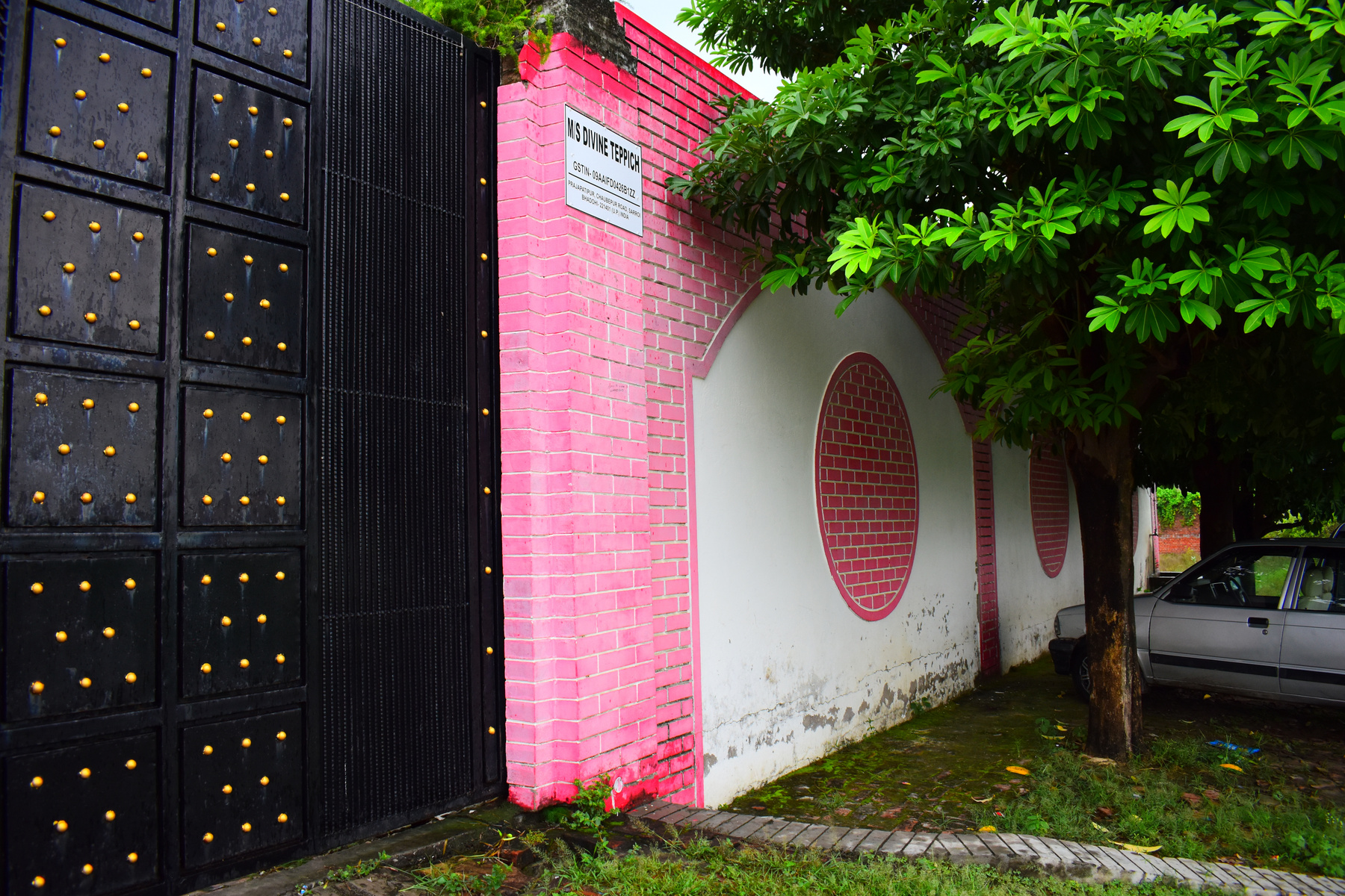 Divine Teppich factory gate