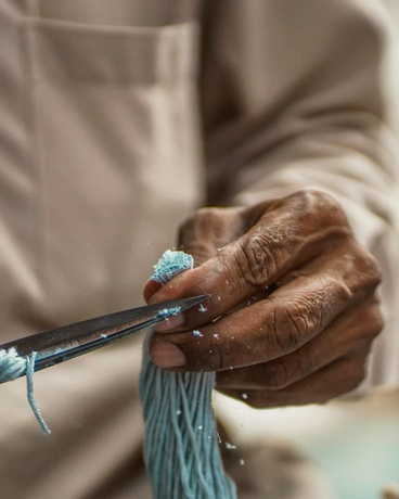 Trimming yarn by hand