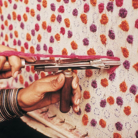 Tufting a carpet